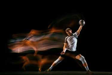 バレーボールプレイヤーの動きのある写真
